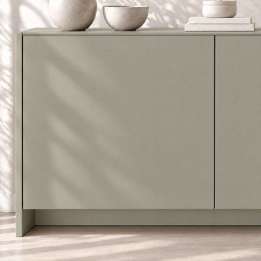 Taupe matte interieurfolie close-up op kastdeur
